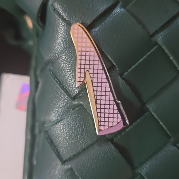 Macy's NWT  Green Hand tote with auth Bottega Veneta Pins - Picture 8 of 12